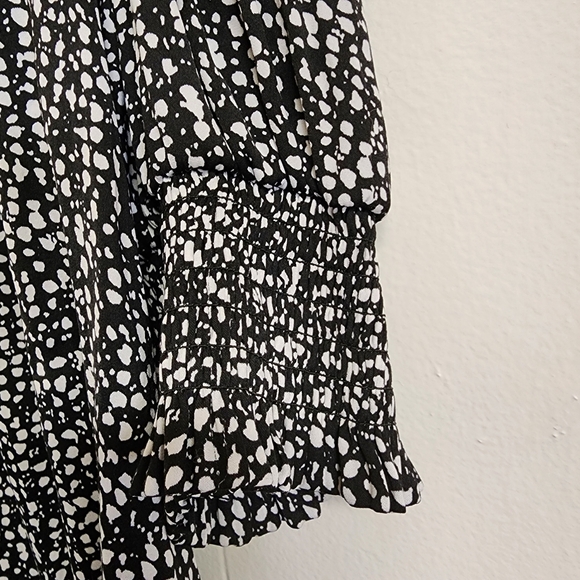 Maison d'Amelie Paris, Large, Black & White, V neck, Short Sleeved. - Picture 8 of 8